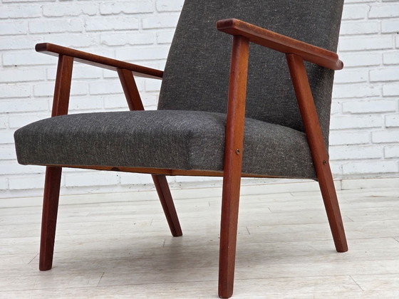 Image 1 of Sillón danés de respaldo alto de la década de 1970, tapizado en tela y madera de teca.