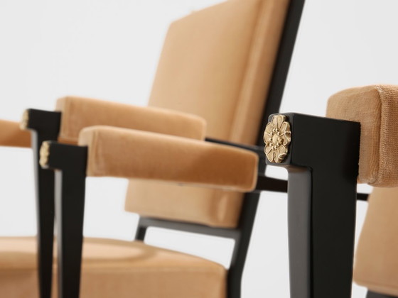 Image 1 of André Arbus toegeschreven aan twee neoklassieke fauteuils van metaal, brons en fluweel, jaren 1940.