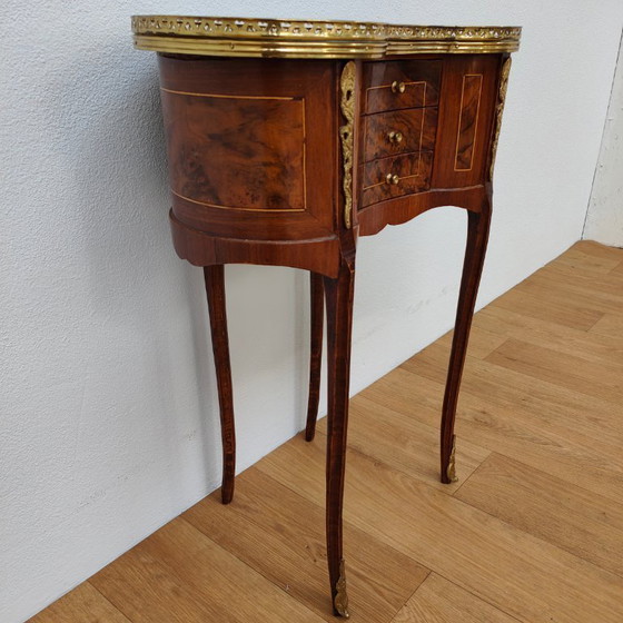 Image 1 of Antiker Beistelltisch, kleiner Nachttisch, kleine nierenförmige Kommode