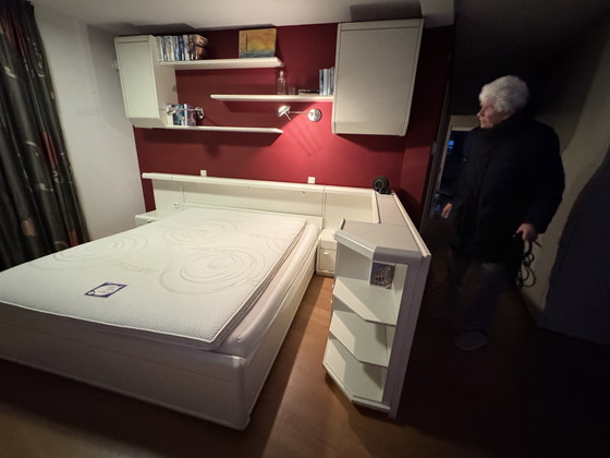 Image 1 of Hülsta Hülsta elektrisch verstelbaar bed met ombouw, bovenkasten, boekenplanken en spiegel. 