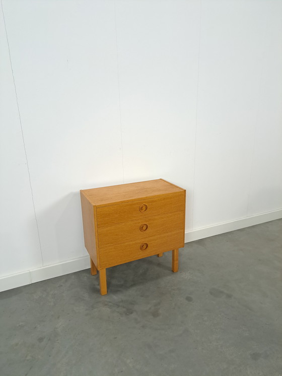 Image 1 of Commode en placage avec poignées rondes de Suède