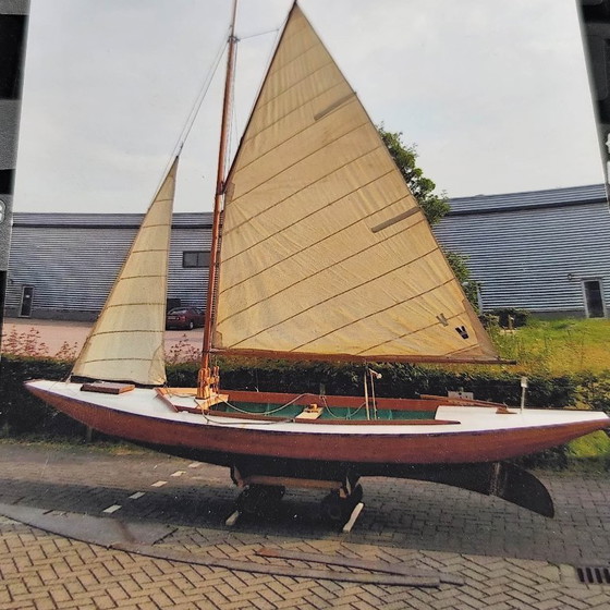 Image 1 of Kast van halve zeilboot