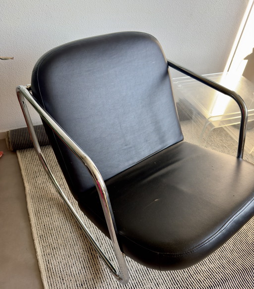 Sedia a dondolo vintage con struttura tubolare