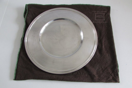 Un plato base plateado de la marca francesa Christofle.