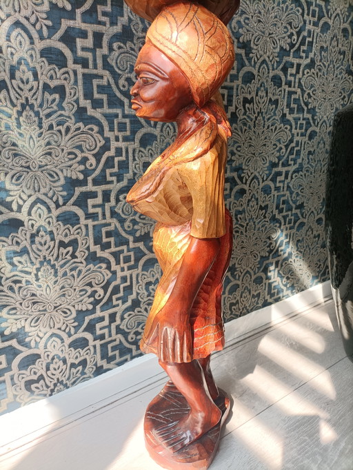 Sculpture africaine en bois - femme avec panier - 85 cm - sculptée à la main