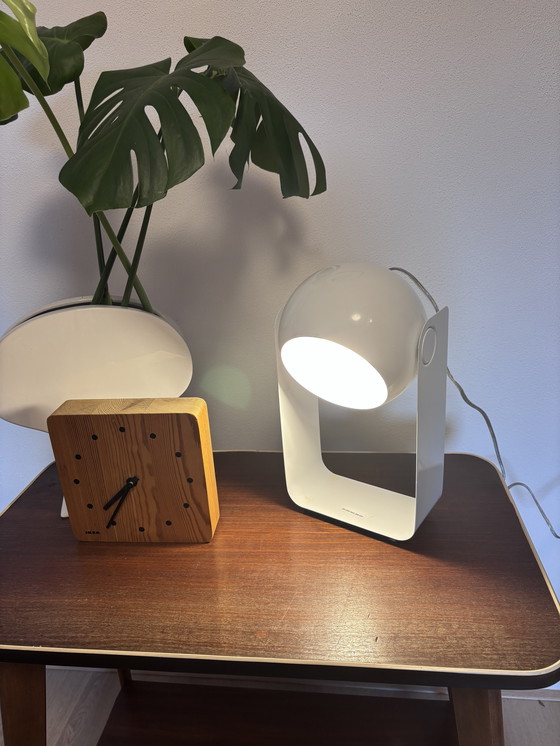 Image 1 of Lampada da tavolo senza tempo con globo inclinabile