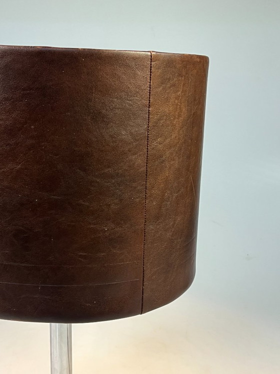 Image 1 of Lampe de table/lampe de chevet vintage, pied chromé et abat-jour en cuir. Années 1970