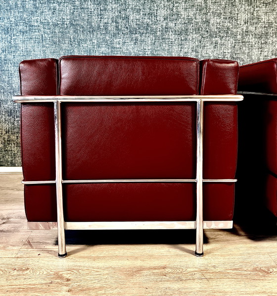 Image 1 of 2 vintage LC2 Le Corbusier stoelen in rood leer, Italië, jaren 80