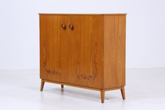 Image 1 of Armoire à linge vintage en bois | Mid Century armoire des années 50 avec sculptures | 60's rétro armoire à casiers #05-60