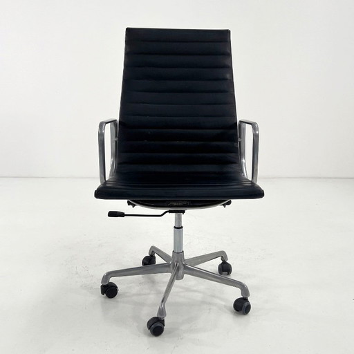 Silla de escritorio Eames EA119 de cuero, diseñada por Charles y Ray Eames para ICF, década de 1970. (photo 2 of 10)