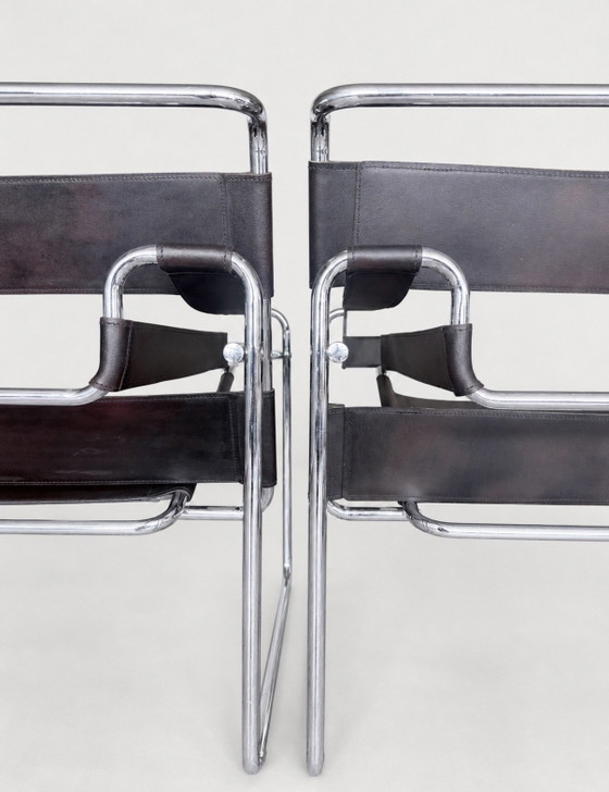 Image 1 of Deux fauteuils Wassily vintage, Marcel Breuer pour Fasem. Cuir marron et noir.