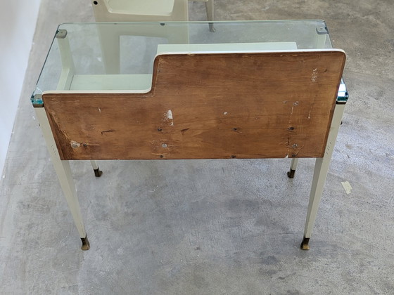 Image 1 of Mesilla de noche - Latón, Cristal, Madera - Pareja de mesillas de noche, de madera lacada en blanco, con tapa de cristal.