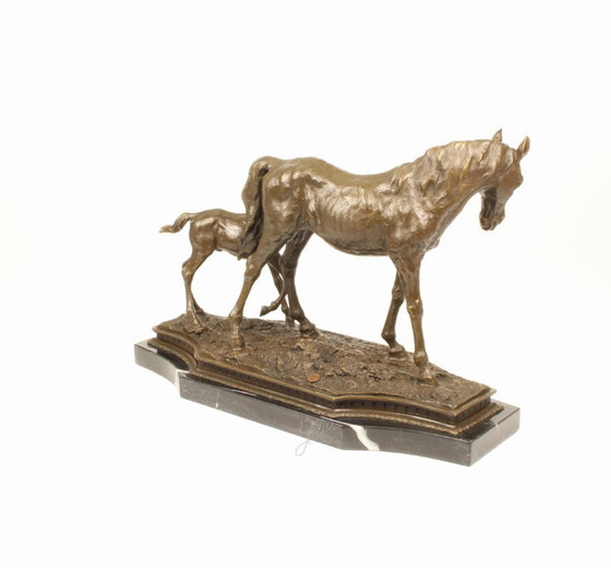 Image 1 of Große Bronzeskulptur einer Stute mit Fohlen auf Marmorsockel, signierte Kunststatue, neu