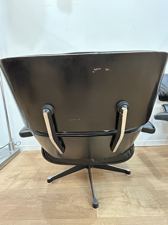 Image 1 of Een paar Eames loungestoelen