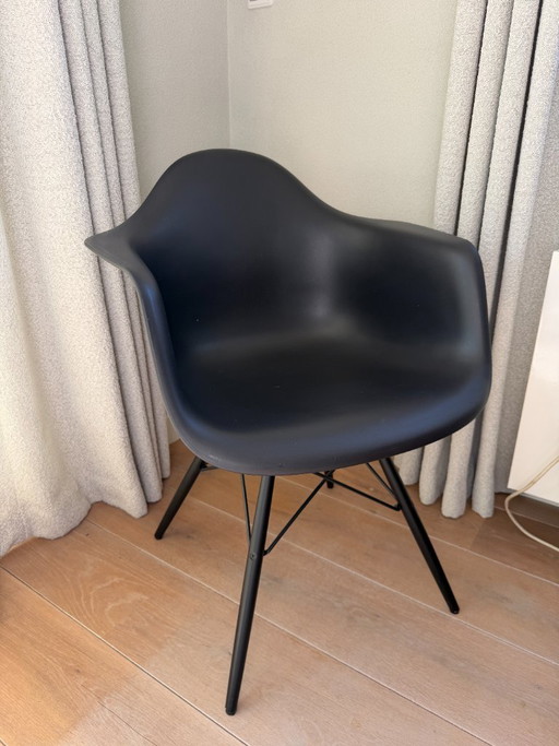 Sedia DAW Vitra Eames nera