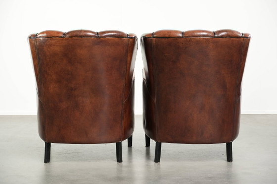 2 fauteuils en peau de mouton au design unique, avec passepoil noir et couleurs profondes. – Leather (photo 3 of 20)