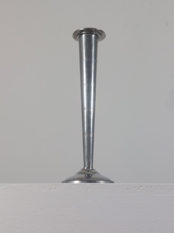Image 1 of Verchroomde, postmoderne Art Deco Revival kandelaar van gegoten aluminium.