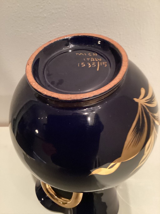 Diese wunderschöne kobaltblaue Vase wurde vom italienischen Hersteller M.I.C.A. gefertigt.