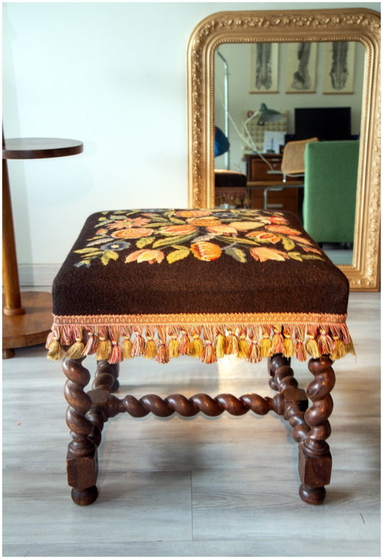 Image 1 of Tabouret ancien en noyer massif, Louis 13 tapisserie
