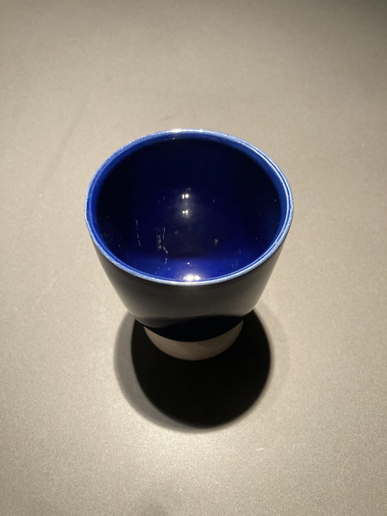 Image 1 of Coupe bleu cobalt avec peinture Delftware sur le fond