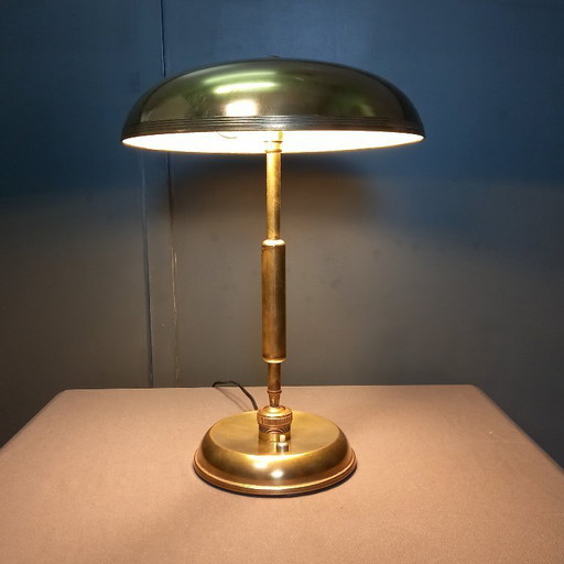 Lampe de table au design iconique signée Giovanni Michelucci