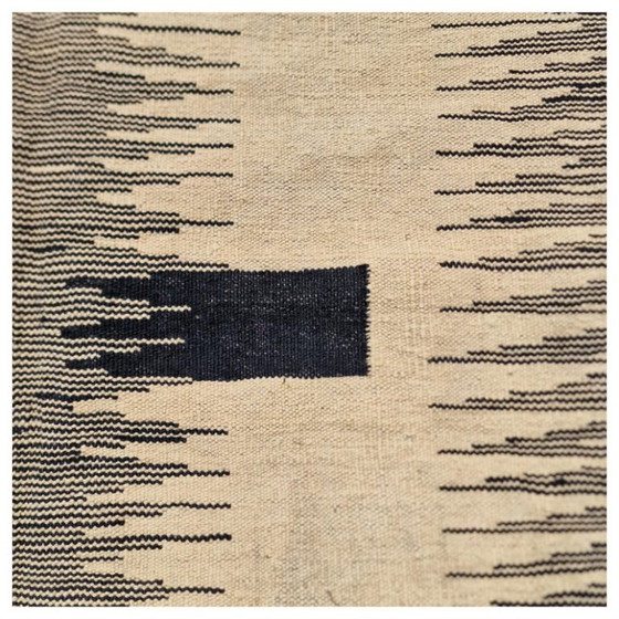 Handgeweven wollen kilimtapijt | Modern zwart-wit ikatdesign | Hedendaags platgeweven (246 x 173 cm) (photo 9 of 14)