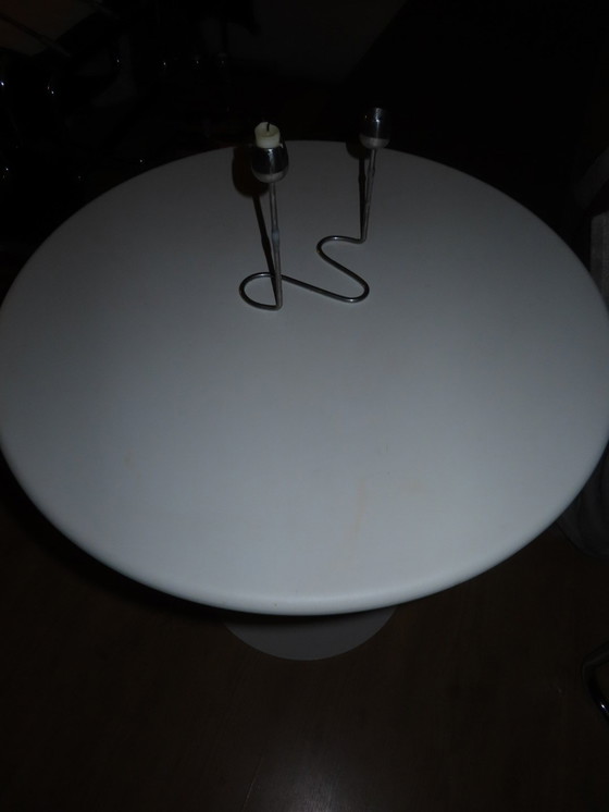 Image 1 of Witte ronde MDF tafel diameter 70cm. Eventueel met twee rotan stoelen (zie andere advertentie)