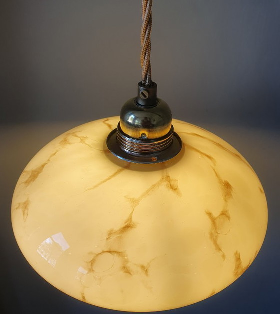 Lampada a sospensione vintage in vetro opalino stile Art Déco. Design Mid Century degli anni '30/'40. (photo 2 of 16)