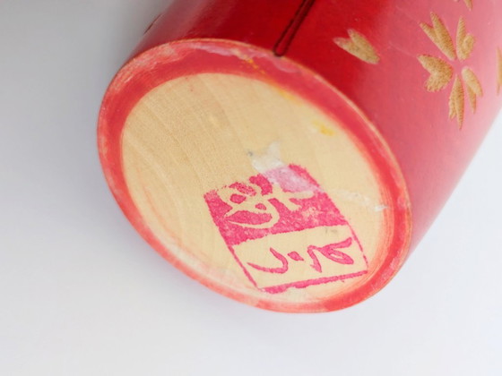 Image 1 of Poupée Kokeshi vintage, figurine en bois d'art populaire japonais, à motif floral rouge, style Wabi-Sabi