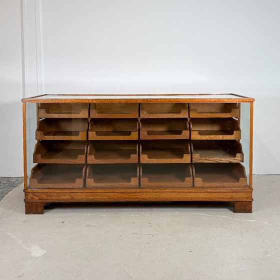 Solid Oak Shop Counter with 16 Drawers & Glass – c. 1940 – Display cabinets, Wood (photo 3 of 15)