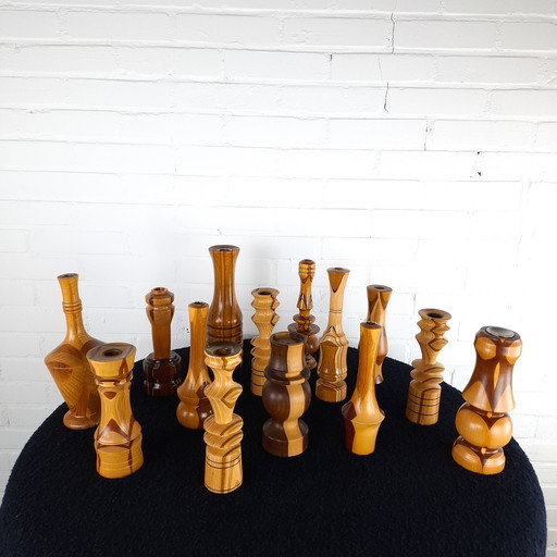 Set 14 vintage handgedraaide houten kandelaren en vaasjes