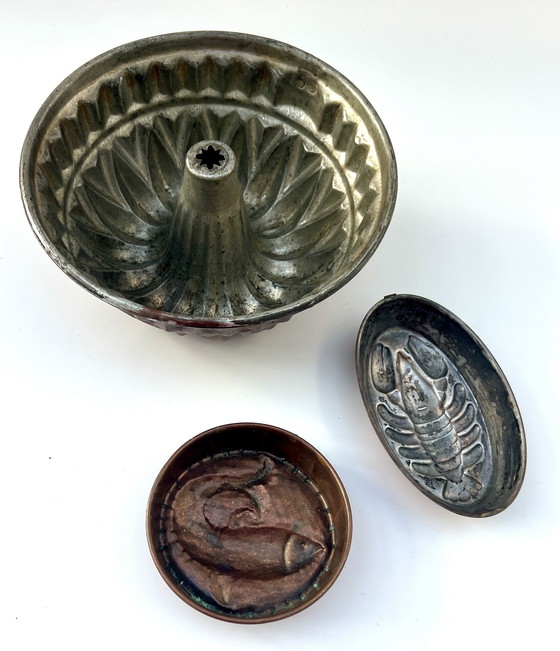 Image 1 of Collection de moules à pâtisserie anciens en cuivre – gâteau Bundt, poisson et homard – datant du début du XXe siècle.