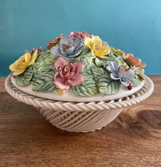 Image 1 of Caja de dulces con flores en relieve