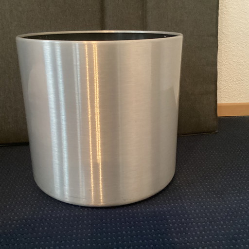 Maceta de acero inoxidable cepillado con ruedas ocultas