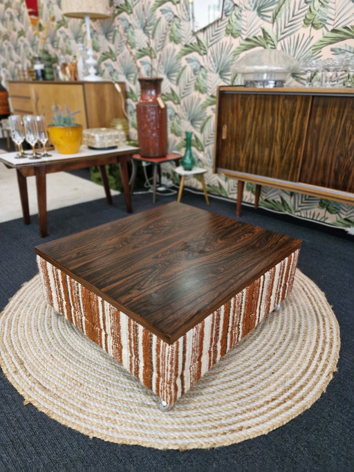 Table basse vintage en bois de rose sur roulettes chromées