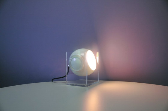 lampada da tavolo sfera metallica in cubo – Lampade da tavolo, Metallo, Plexiglass (photo 6 of 6)