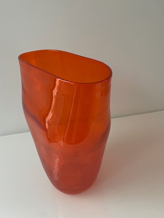 Image 1 of Jarrón soplado a mano en vidrio naranja intenso.