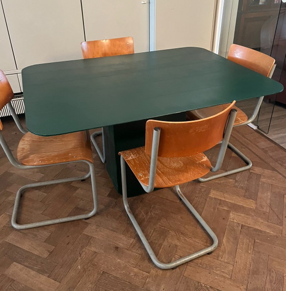 Image 1 of Eettafel groen 4-6 personen