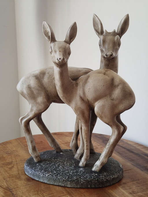 Bellissima scultura in gesso in stile Art Déco raffigurante una coppia di caprioli (circa 1930-40). – beeldhouwkunst