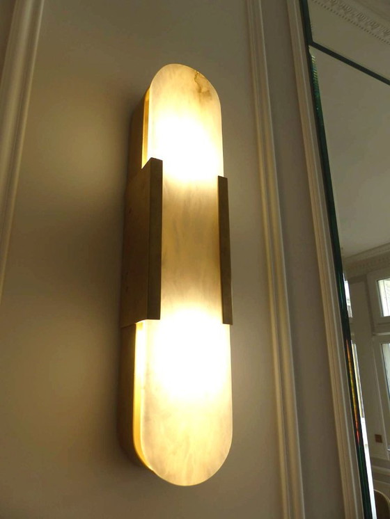 Image 1 of Set aus 2 Wandleuchten „Elongated Melange“ aus Messing und Naturalabaster von VISUAL COMFORT, entworfen von Kelly Wearstler