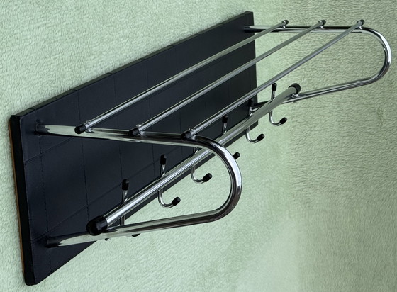 Image 1 of Seltene, ikonische Wandgarderobe aus den Sechzigerjahren | Verchromtes Rohrgestell | Sammlerwert & Museumszustand