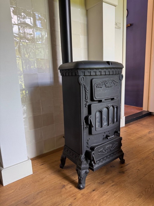 Freestanding Thermocet rose classic gas stove, with single wall smoke outlet.