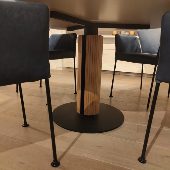 Image 1 of Sandstone tafel met lederen stoelen Kruit&Kramer