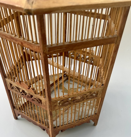 Image 1 of Dekorativer handgefertigter Vogelkäfig mit Holzvogel – Asien, ca. 1950er–1960er Jahre