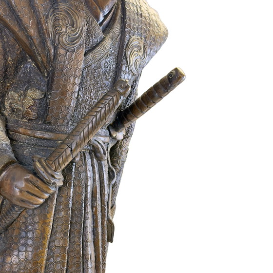 Monumental Estatua Antigua Japonesa de Bronce de un Samurai / Daimyo – Período Meiji (92 cm) – 34.2 kg (photo 5 of 11)