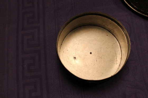 Round box with floral motif, black, Decorative Objects, Metal, Vintage (photo 9 of 10)