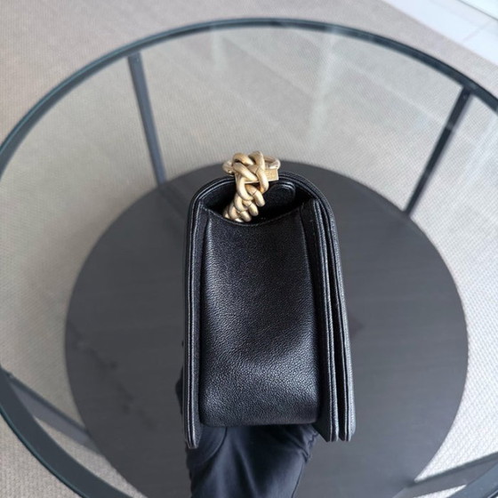 Image 1 of Chanel Boy Medim - Caviar 25CM generfd kalfsleer Chevron Zwart Goudkleurige hardware Serie 26