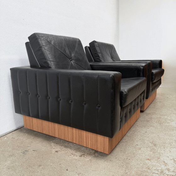 Image 1 of Sillón de diseño moderno de mediados de siglo en cuero negro con pedestal de madera.