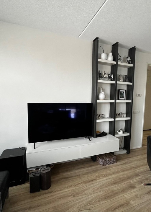 Meuble TV Interstar avec élément mural en gris graphite et blanc alpin – Design néerlandais