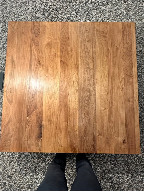 Image 1 of Design Couchtisch Nussbaum massiv